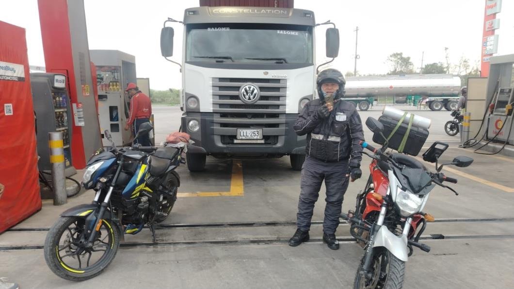 Escolta motorizado acompañando el vehículo de carga durante una parada en ruta.